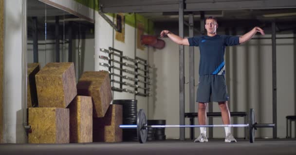 Empuje hacia arriba hombre en forma haciendo ejercicio de brazo ejercicio de peso corporal - Imágenes, Vídeo