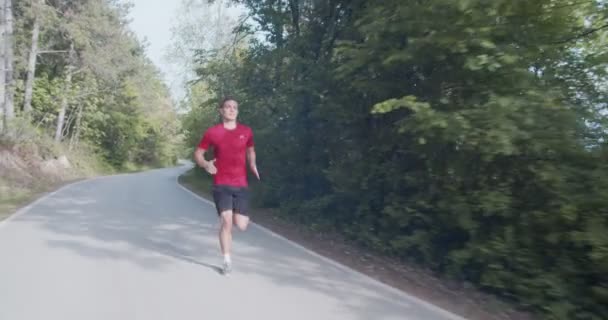 Hombre corriendo solo en el bosque durante el día  - Metraje, vídeo