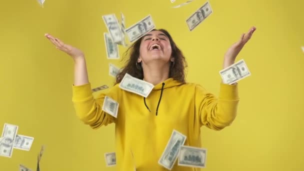 Sukces kobiety stojącej pod prysznicem pieniędzy - Materiał filmowy, wideo