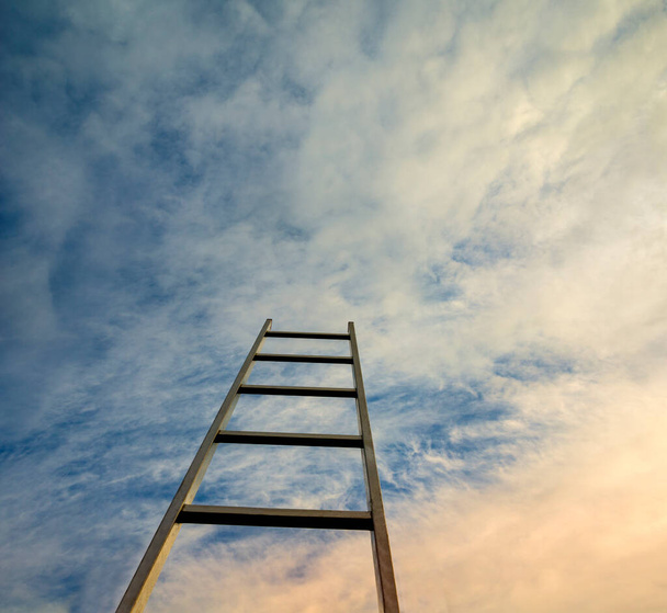 Mavi gökyüzüne karşı merdiven. Motivasyon sektörü kariyer büyüme kavramı - Fotoğraf, Görsel