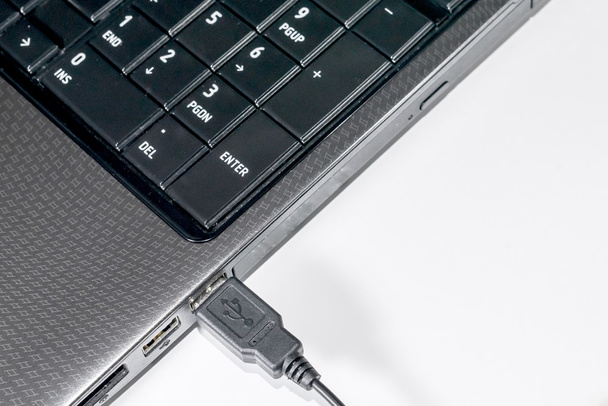 Tastatur und USB-Kabel - Foto, Bild