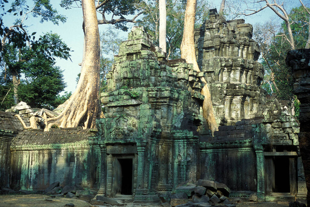Храм Преа-хана в храмовому місті Ангкор поблизу міста Сіємреап на заході Камбоджі. Камбоджа, Сіємреап, лютий 2001 року. - Фото, зображення