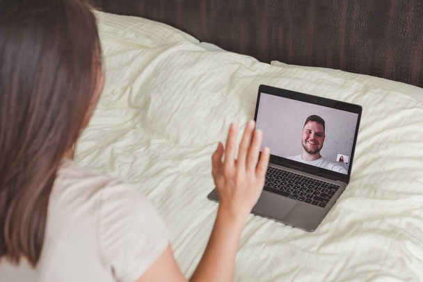 egy férfi és egy nő beszélgetnek videobeszélgetéssel. online társkereső. modern technológiák - Fotó, kép