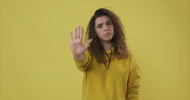 Femme disant non avec signe stop hand - Séquence, vidéo
