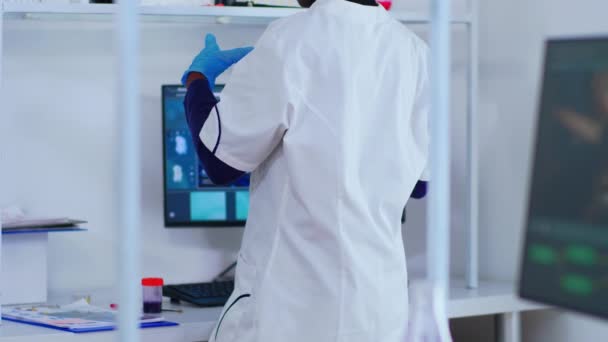 アフリカの化学者看護師がコンピュータ解析結果に書き込み - 映像、動画