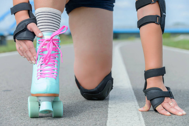 Mujer patinadora con protectores de rodilla en la pierna - Foto, Imagen
