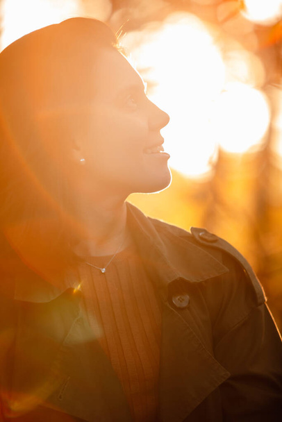 portrét ženy při západu slunce slunce zpět světlo podzimní oblečení - Fotografie, Obrázek