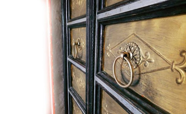 zlaté dveře rukojeti zavřít zavřenou bránu chrámu v důsledku koncepce viru koróna - Fotografie, Obrázek