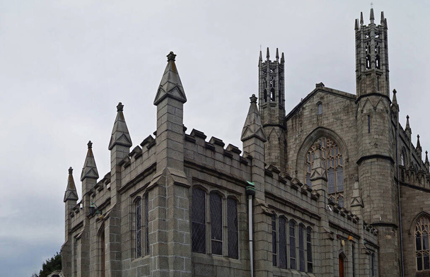 Katedra św. Patryka to gotycka katedra rzymskokatolicka zbudowana w 1847 roku w Dundalk, Co. Louth, Irlandia. - Zdjęcie, obraz