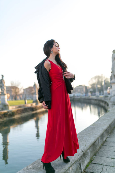 Padua meydanında, kanalın kenarında duran uzun siyah saçlı güzel kız. Yüksek kalite fotoğraf - Fotoğraf, Görsel