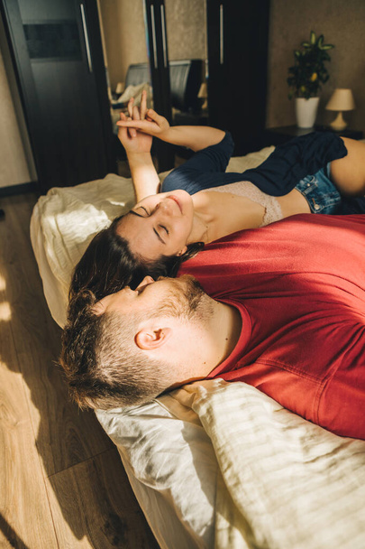 pareja divirtiéndose en amantes de la cama pasar tiempo juntos - Foto, imagen