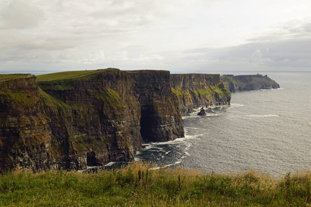 Les falaises de Moher sont les falaises les plus connues en Irlande. Ils sont situés sur la côte sud-ouest de l'île principale d'Irlande dans le comté de Clare près des villages Doolin et Liscannor. - Photo, image
