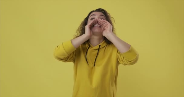 Γυναίκα φωνάζει με τα χέρια γύρω από το στόμα - Πλάνα, βίντεο
