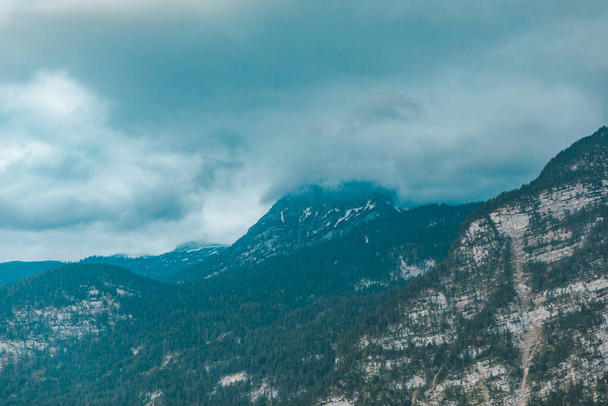näkymä Alppien vuoriston pilvinen sää kopioi tilaa - Valokuva, kuva