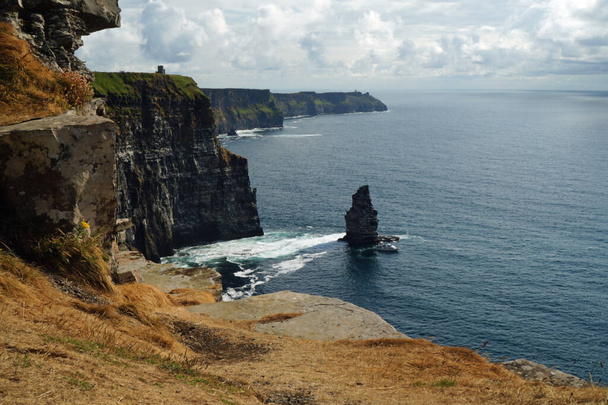Скалы Мохера самые известные скалы в Ирландии. They are located on the southwest coast of Ireland 's main island in County Clare near the villages Doolin and Liscannor. - Фото, изображение