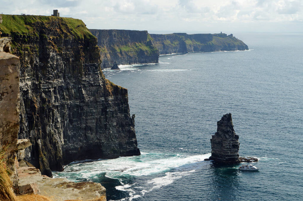 Οι Cliffs of Moher είναι οι πιο γνωστοί βράχοι στην Ιρλανδία. Βρίσκονται στη νοτιοδυτική ακτή του κύριου νησιού της Ιρλανδίας στην κομητεία Clare κοντά στα χωριά Ντούλιν και Λισκάννορ.. - Φωτογραφία, εικόνα