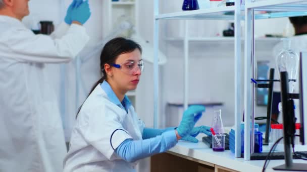 女性科学者充填液体試験管でピペット - 映像、動画
