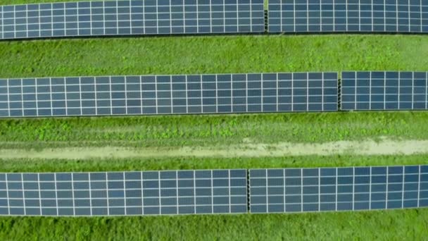 Vuelo a lo largo del panel solar en el campo verde. Central solar para la producción de energía verde. Reflejo del cielo en el panel solar - Imágenes, Vídeo