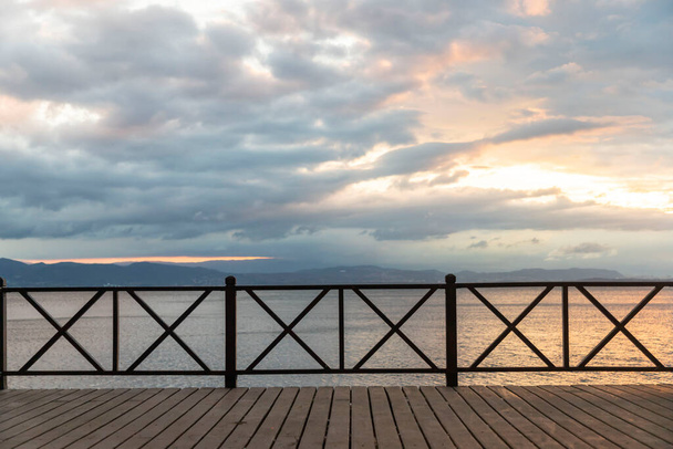 Pohled na dřevěné zábradlí a vyhlídkovou terasu u moře, Turecko - Fotografie, Obrázek