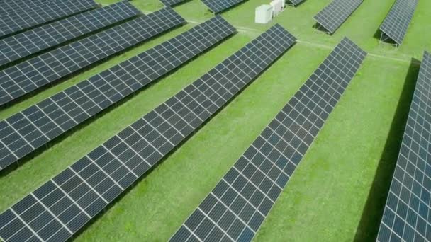 Політ уздовж сонячної панелі на зеленому полі. Сонячна електростанція для виробництва зеленої енергії. Відбиття неба на сонячній панелі
 - Кадри, відео