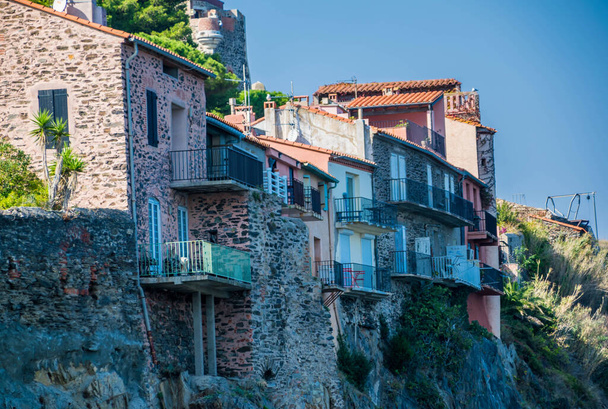Collioure, Occitania 'nın vermeille kıyısındaki sahil köyü.. - Fotoğraf, Görsel