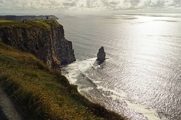 The Cliffs of Moher are the best known cliffs in Ireland. They are located on the southwest coast of Ireland's main island in County Clare near the villages Doolin and Liscannor. - Foto, Imagem