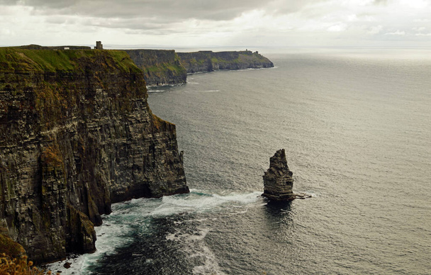 Moher sziklái Írország legismertebb sziklái. Írország fő szigetének délnyugati partján találhatók, Clare megyében, Doolin és Liscannor falvak közelében.. - Fotó, kép