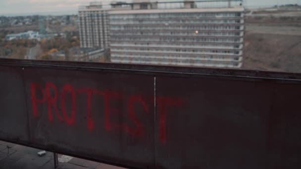 Tiltakozó felirat festett piros színű a rozsdás régi fal  - Felvétel, videó