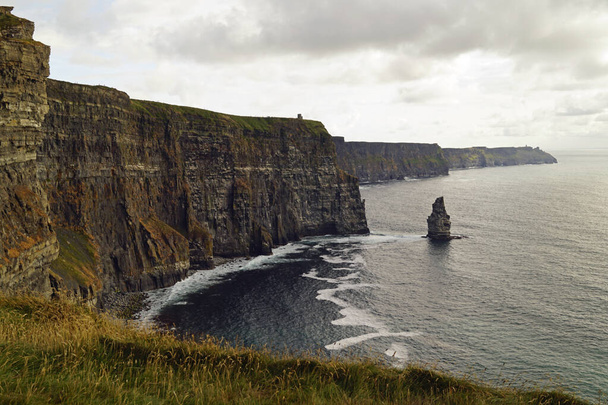Los Acantilados de Moher son los acantilados más conocidos de Irlanda. Se encuentran en la costa suroeste de la isla principal de Irlanda, en el condado de Clare, cerca de los pueblos Doolin y Liscannor.. - Foto, imagen