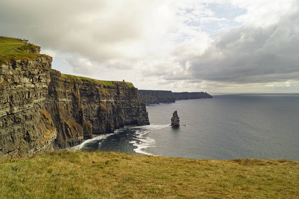 Скалы Мохера самые известные скалы в Ирландии. They are located on the southwest coast of Ireland 's main island in County Clare near the villages Doolin and Liscannor. - Фото, изображение