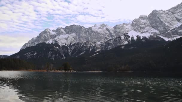  Відображаючи гірське озеро з невеликими островами перед сніжними горами в германських Альпах. Панорама мальовничого гірського озера.. - Кадри, відео