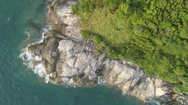 Luchtfoto van neerstortende golven op rotsen landschap uitzicht op de natuur en prachtige tropische zee met uitzicht op zee in de zomer seizoen beelden Drone top down Hoge hoek uitzicht - Video