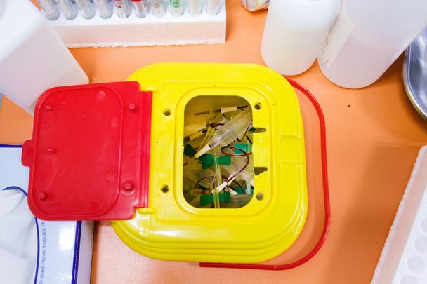 medisch afval in workbench - Foto, afbeelding
