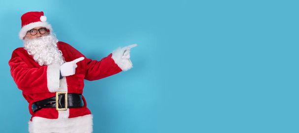 Санта Клаус вказує ізольовано на фоні
 - Фото, зображення