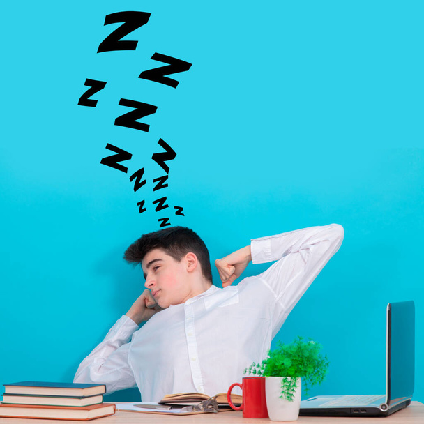 μαθητής τεμπέλης και νυσταγμένος στο γραφείο κοιμάται - Φωτογραφία, εικόνα