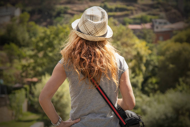 mulher com chapéu e mochila viajar na natureza - Foto, Imagem