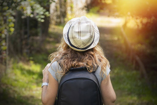 жінка з рюкзаком під час екскурсії або поїздки
 - Фото, зображення