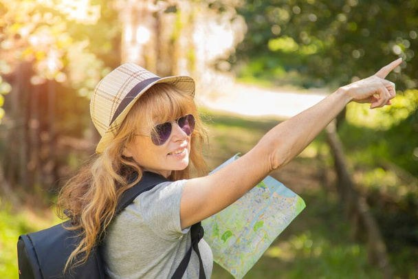 podróżująca lub wycieczka kobieta z mapą i plecakiem - Zdjęcie, obraz