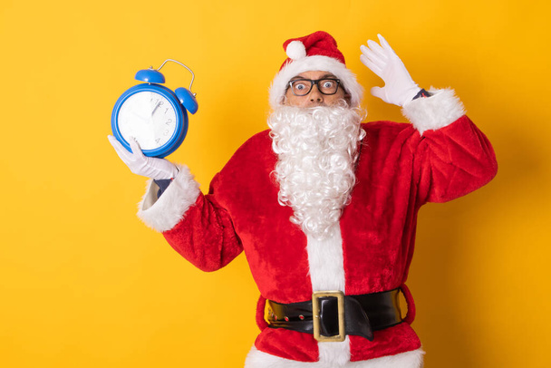 Санта-Клаус изолирован на заднем плане с часами или будильником - Фото, изображение
