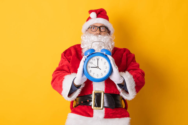 Санта-Клаус изолирован на заднем плане с часами или будильником - Фото, изображение