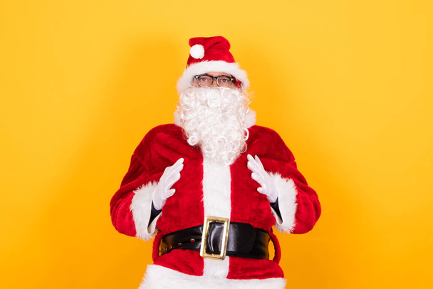 Weihnachtsmann isoliert auf farbigem Hintergrund - Foto, Bild
