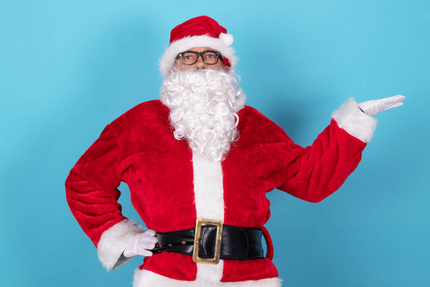 santa claus pointing isolated on background - Foto, afbeelding