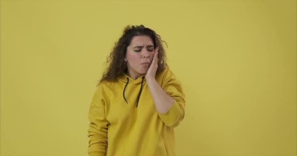 Frustrierte Frau leidet unter Zahnschmerzen - Filmmaterial, Video