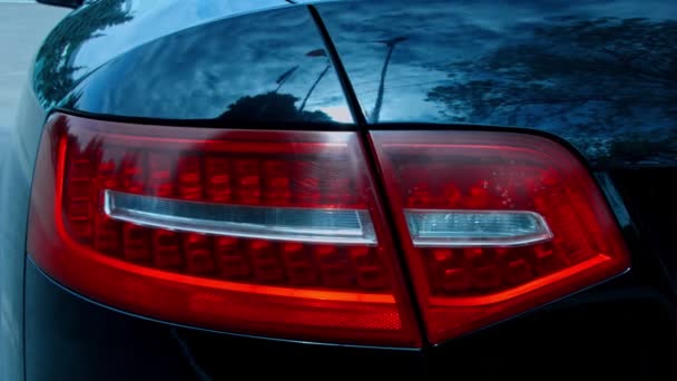 Acercamiento de la luz trasera roja de un coche. Detalles del coche presentación en cámara lenta - Metraje, vídeo