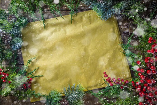 Kerst pakket of brief, in vintage envelop op een houten achtergrond met Kerstmis, dennen takken bovenaanzicht frame - Foto, afbeelding