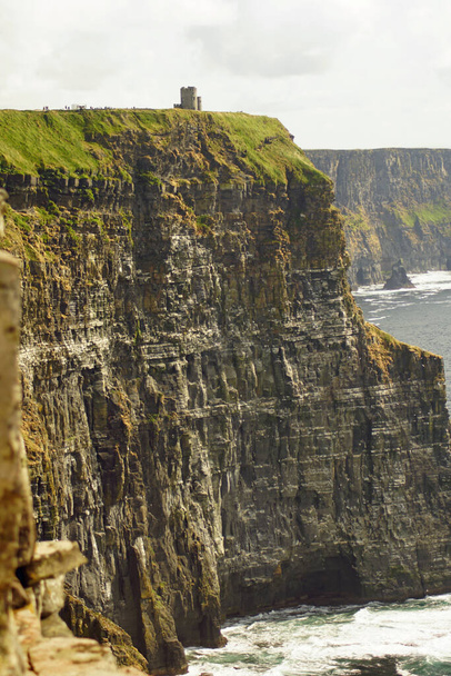 Os penhascos de Moher são os penhascos mais conhecidos da Irlanda. Eles estão localizados na costa sudoeste da ilha principal da Irlanda no Condado de Clare, perto das aldeias Doolin e Liscannor. - Foto, Imagem