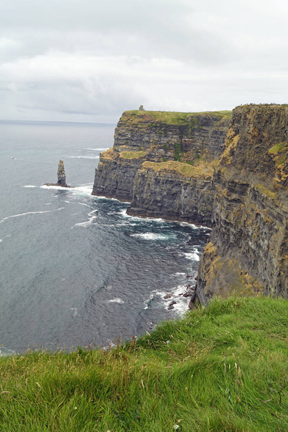 Les falaises de Moher sont les falaises les plus connues en Irlande. Ils sont situés sur la côte sud-ouest de l'île principale d'Irlande dans le comté de Clare près des villages Doolin et Liscannor. - Photo, image