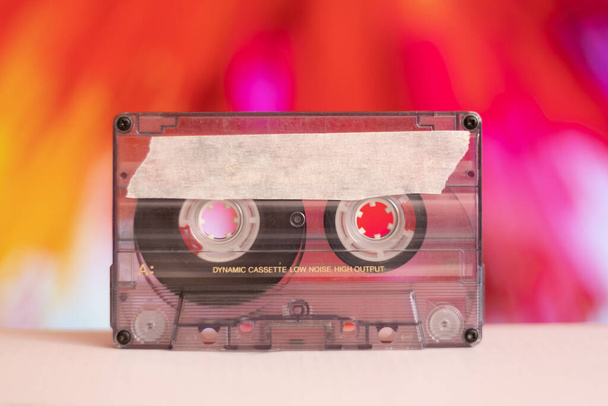 Retro cassette tape op kleurrijke achtergrond - Foto, afbeelding