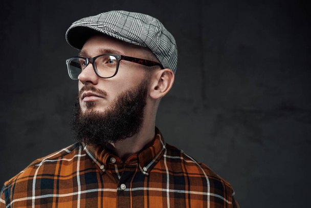 Elegante hipster con barba y gafas en fondo oscuro - Foto, imagen