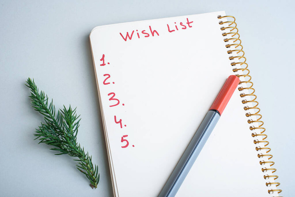 Weihnachtsdekoration und Notizbuch mit Wunschzettel auf rustikalem Tisch, flach gelegt. Neujahrskonzept - Foto, Bild